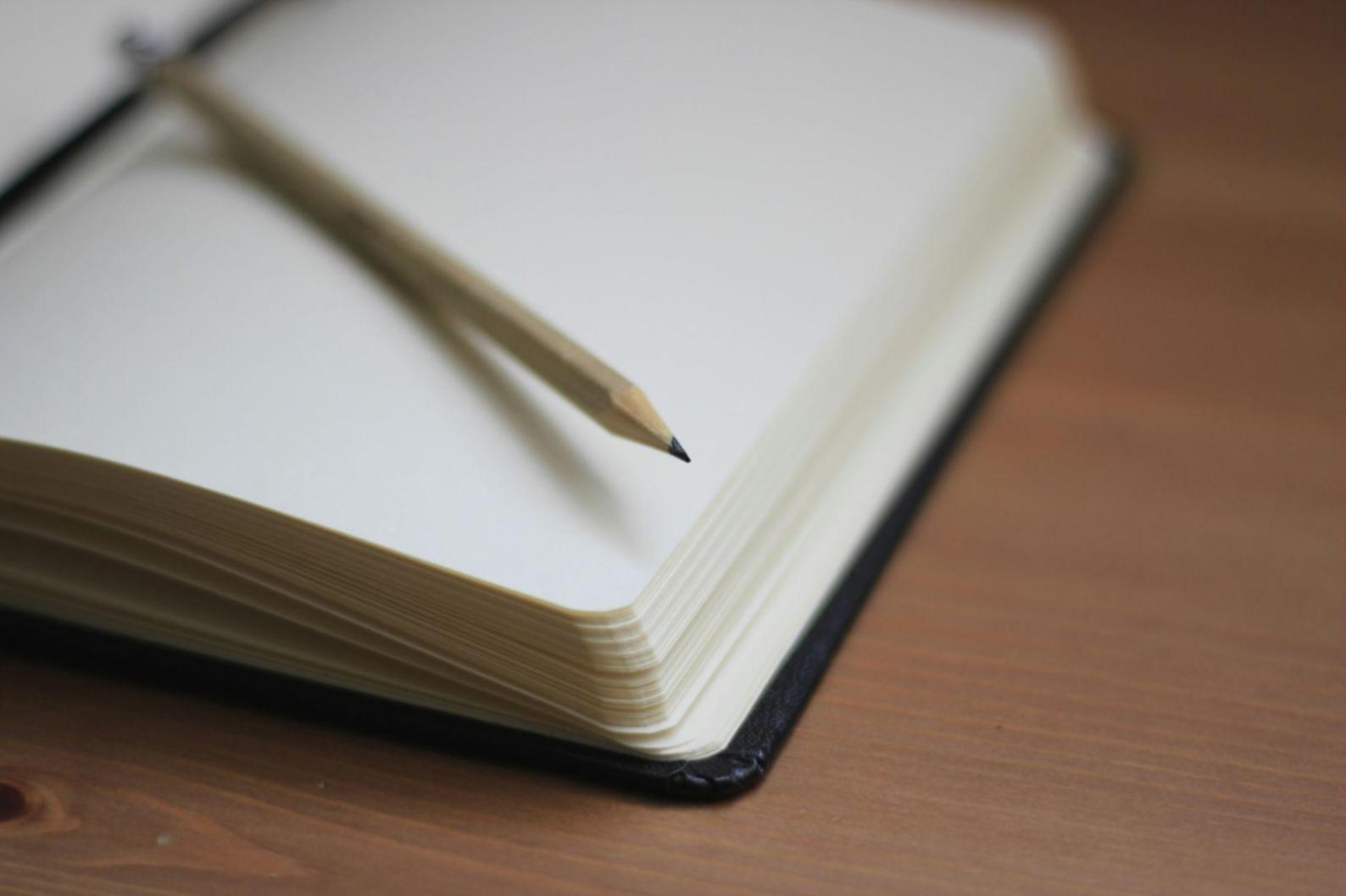 Análisis detallado de gastos mensuales con gráficos y estadísticas