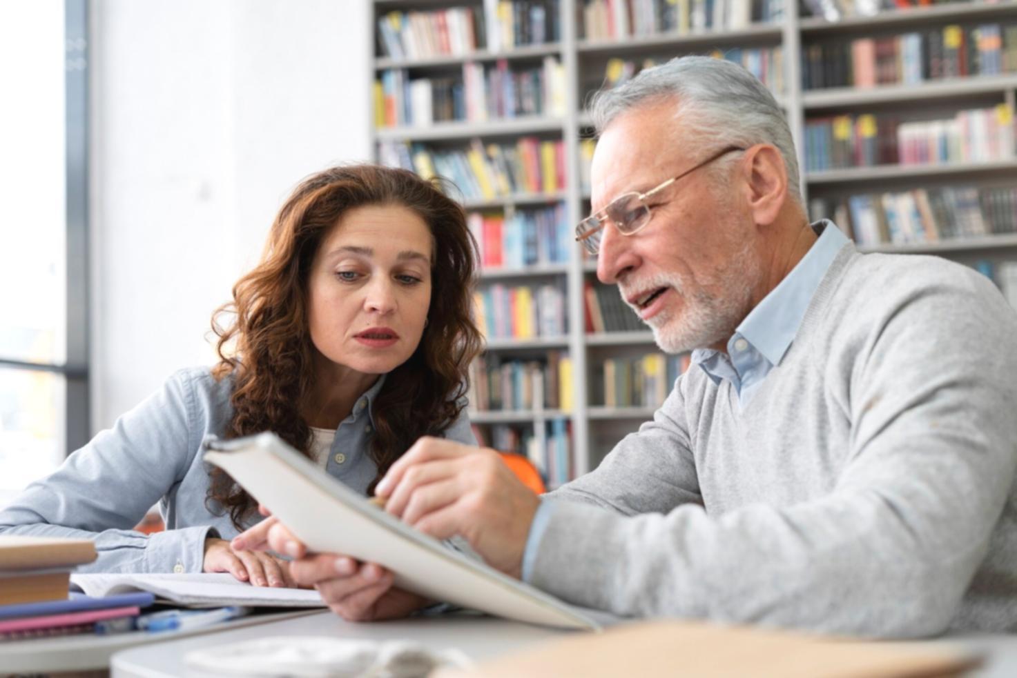 Persona organizando finanzas personales con gráficos de presupuesto mensual