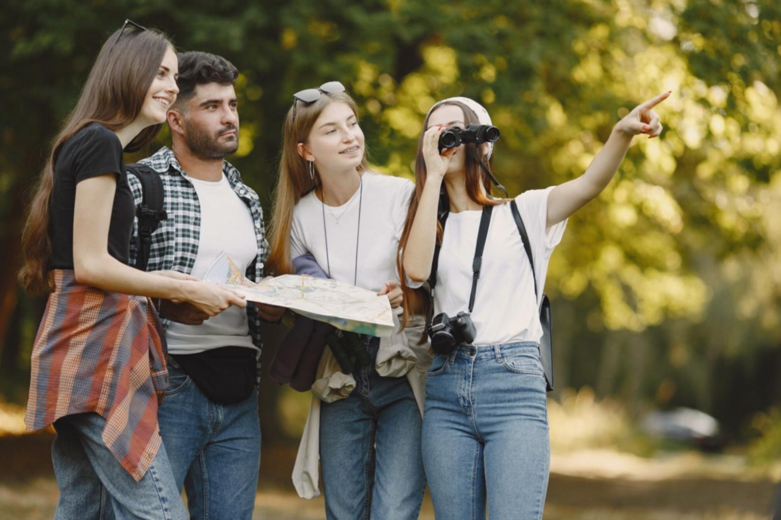 Profesionales trabajando en estrategias de educación financiera colaborativa