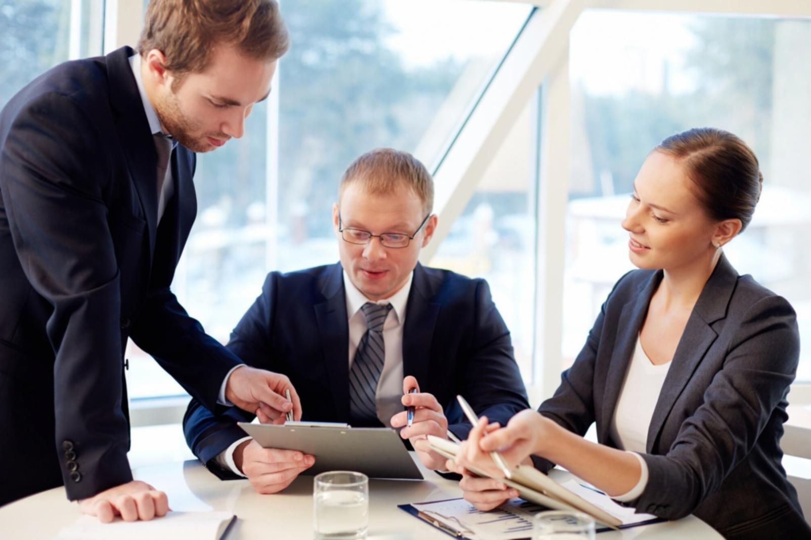 Calculadora y gráficos mostrando análisis de presupuesto mensual