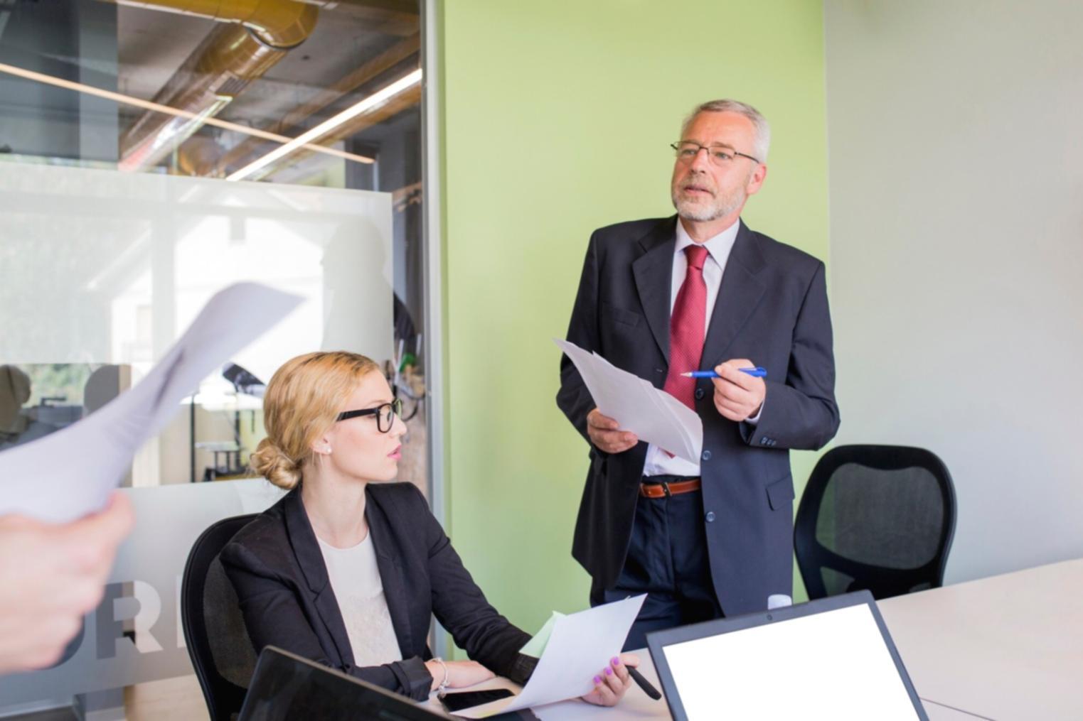 Gráficos financieros mostrando crecimiento de ahorros y control de gastos